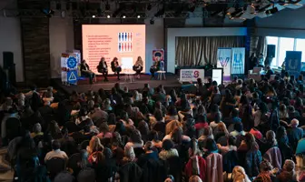 Audiencia atenta a las presentaciones del congreso