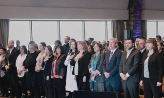 Equipo de panelistas y expositores en mesa de debate