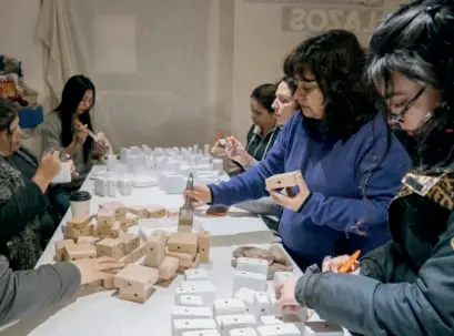 Voluntarias armando juguetes de madera