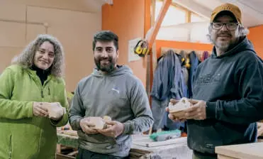 Voluntarios del taller con juguetes de madera