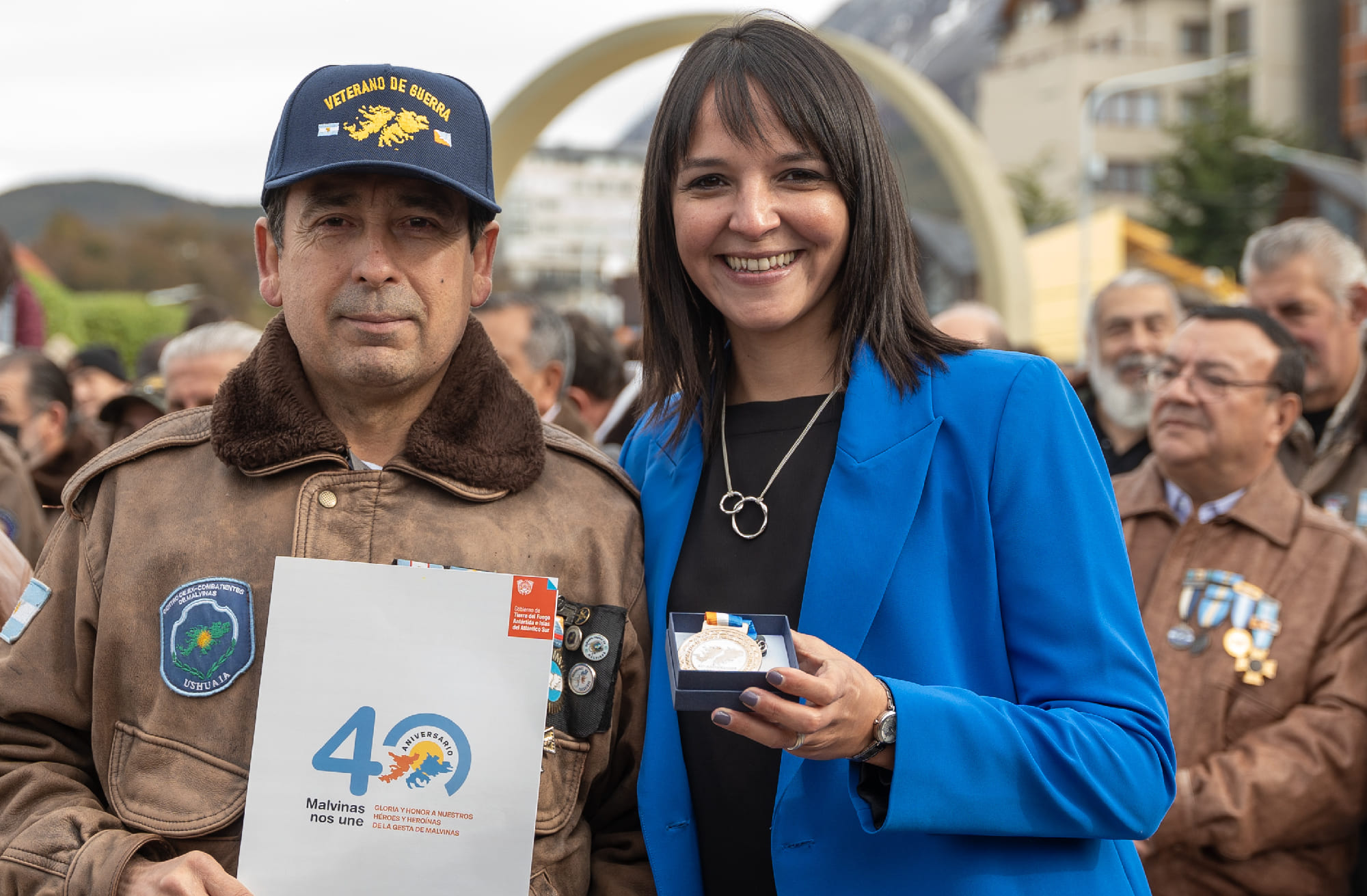 Victoria Vuoto con saco azul junto a vecinos